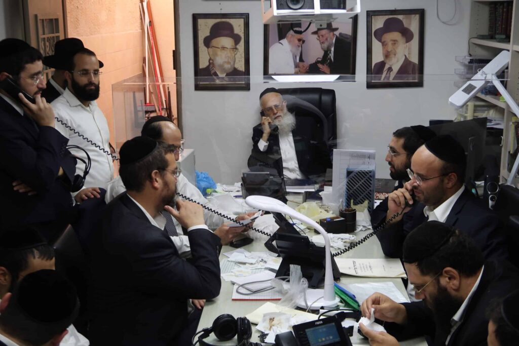 רבני בית ההוראה עונים לשאלות במוקד